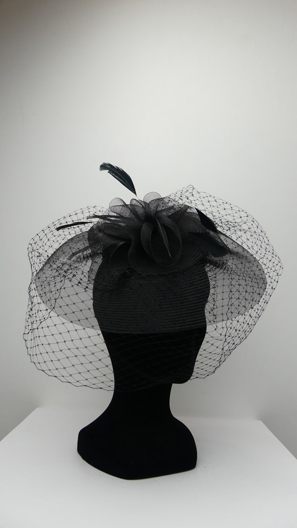 Chapeau bibi avec plume noire