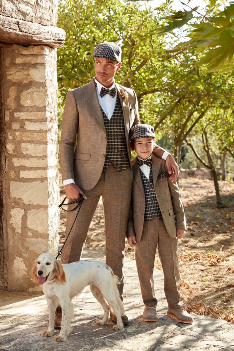 Un père et son fils avec le même costume