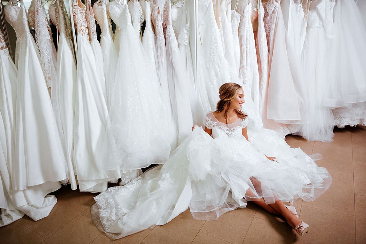 Une femme dans une robe de mariée