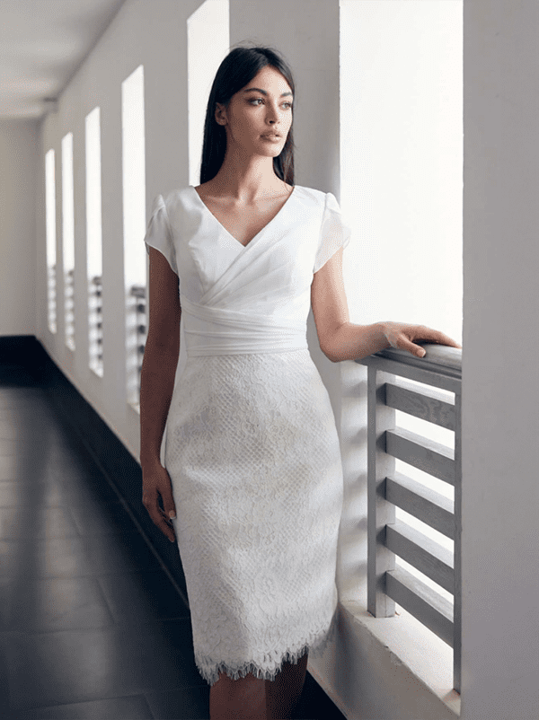 Robe de mariée courte droite avec petites manches