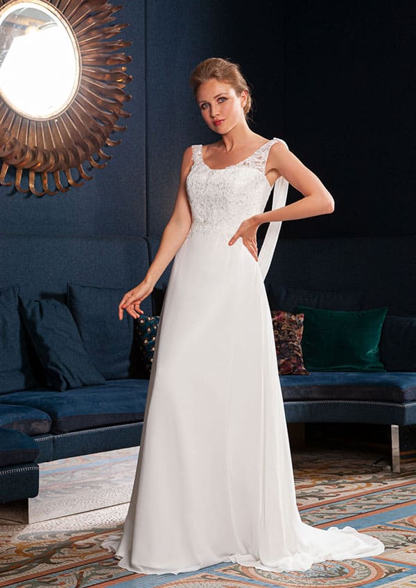 Photo robe de mariée bohème chic décolleté arrondi