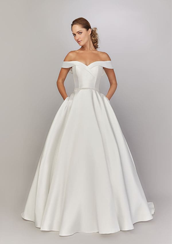 Photo robe de mariée moderne et chic décolleté bateau