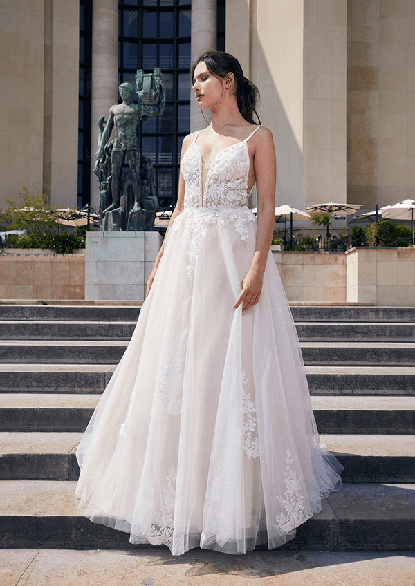 Robe de mariée rose poudré décolleté profond